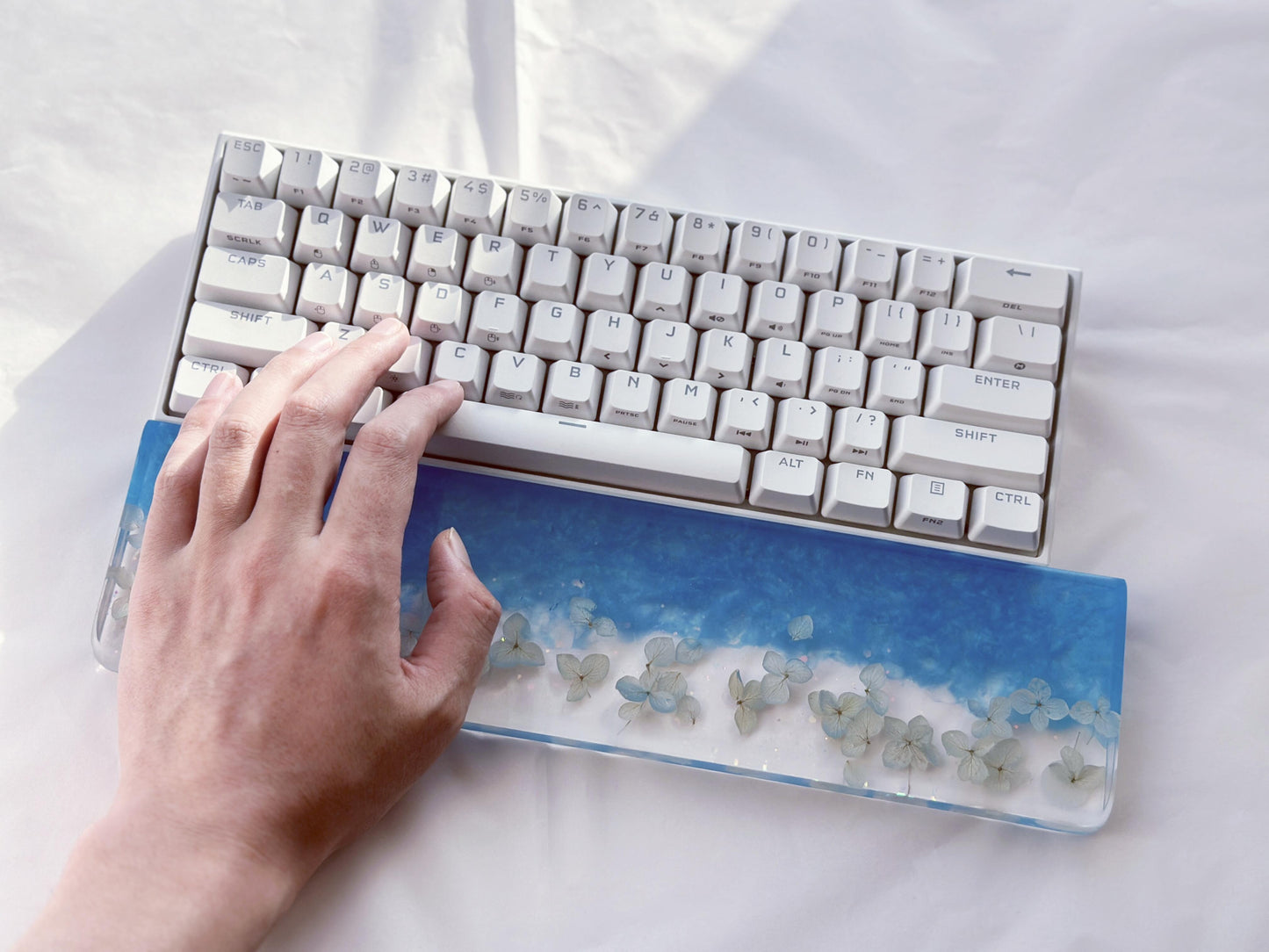 Pearlescent Blue Wrist Rest, Real Dried Flowers, Hydrangeas Wrist Rest, Artisan Clear Resin Wrist Rest, Desk Setup. - HiJenney