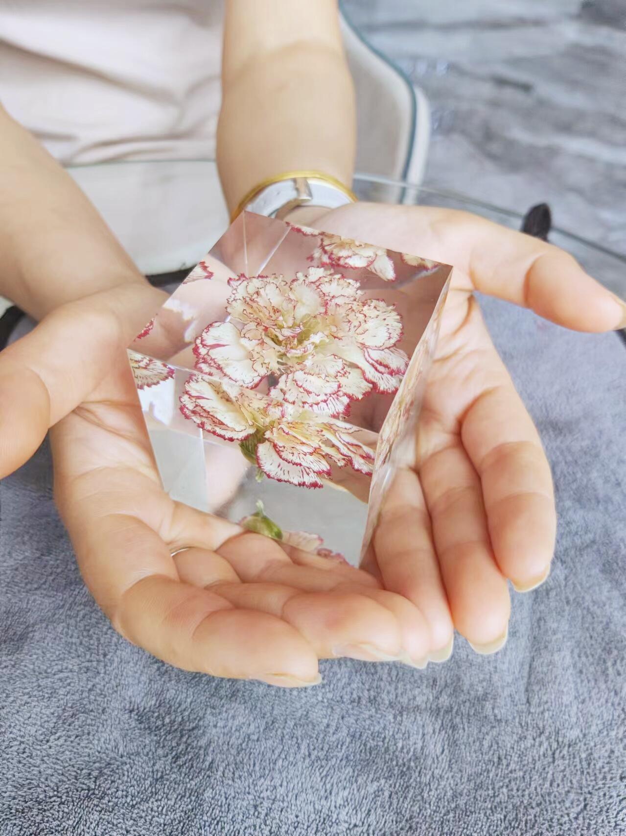 Carnation Petals Cube, Night Light, Artisan Plants Resin Cube, Handmade Personalized Gift, Desk Decor, Custom Unique Gift. - HiJenney