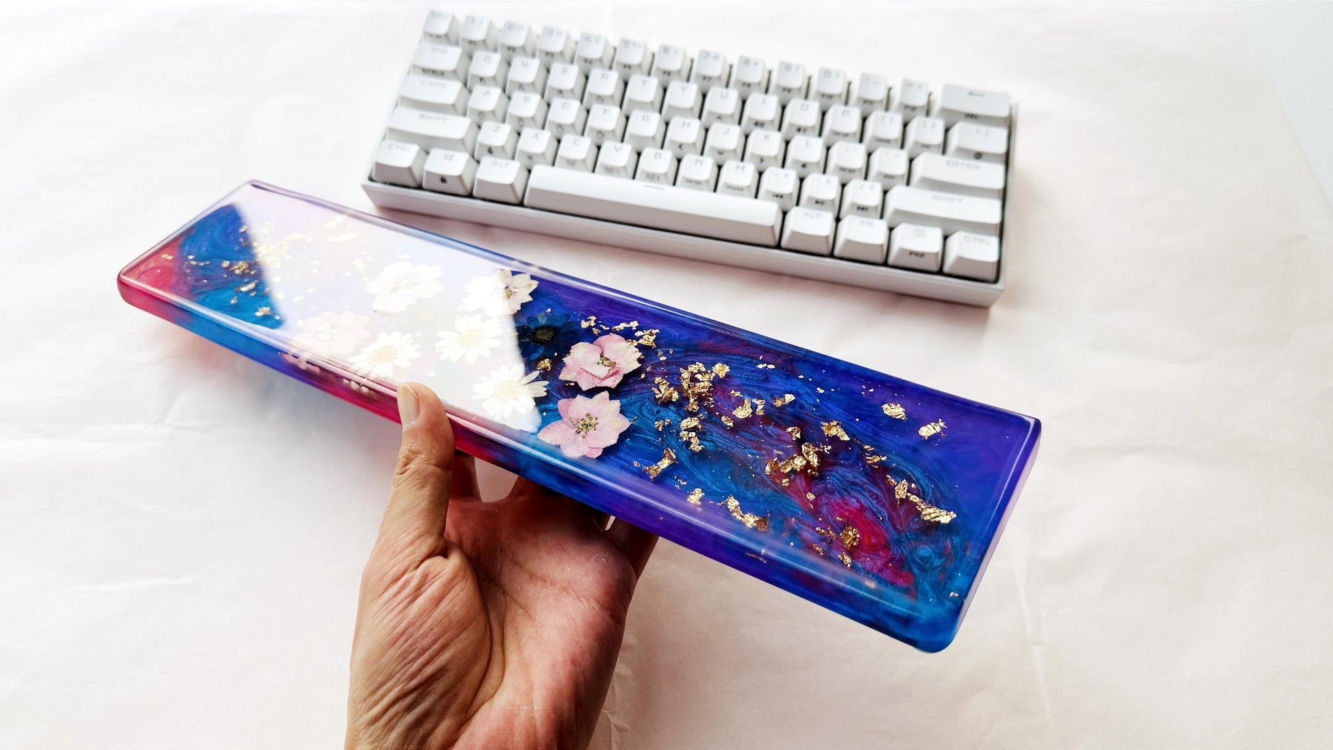 Daisy Wrist Rest, Blue Purple Rose Red Wrist Rest, Artisan Resin Wrist Rest, Real Dried Flowers, Game Desk Decor, Office Desk Gifts. - HiJenney