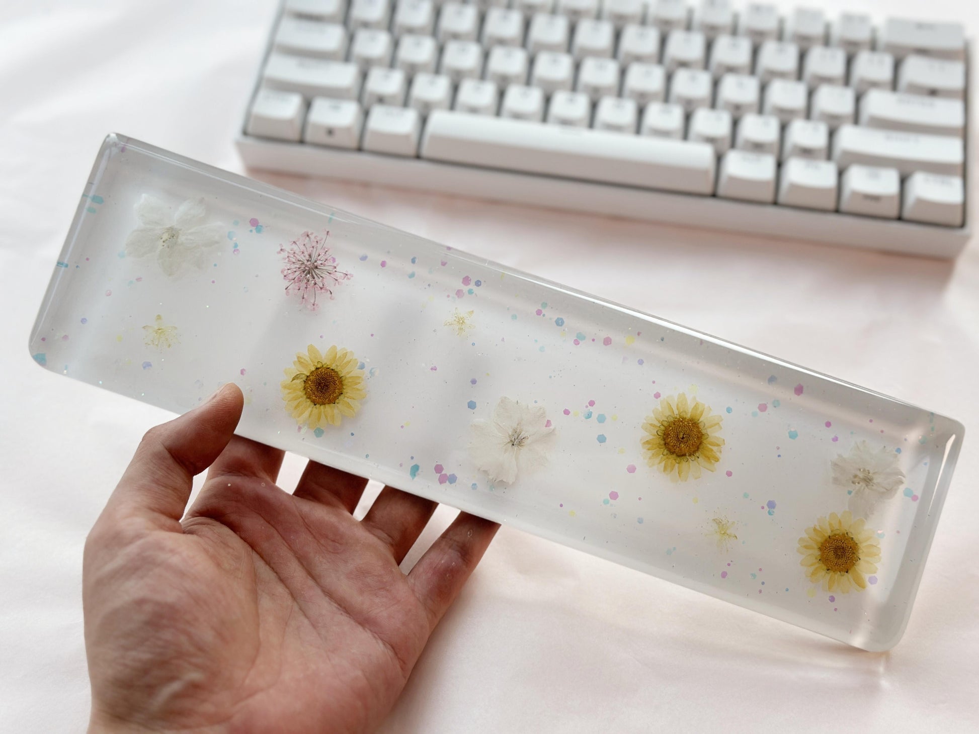 Marguerite Daisy Wrist Rest, Dried Flowers, Snowdrops Delphinium Wrist Rest, Artisan Resin Wrist Rest, Mechanical Keyboard Decor, Personalized Gift. - HiJenney