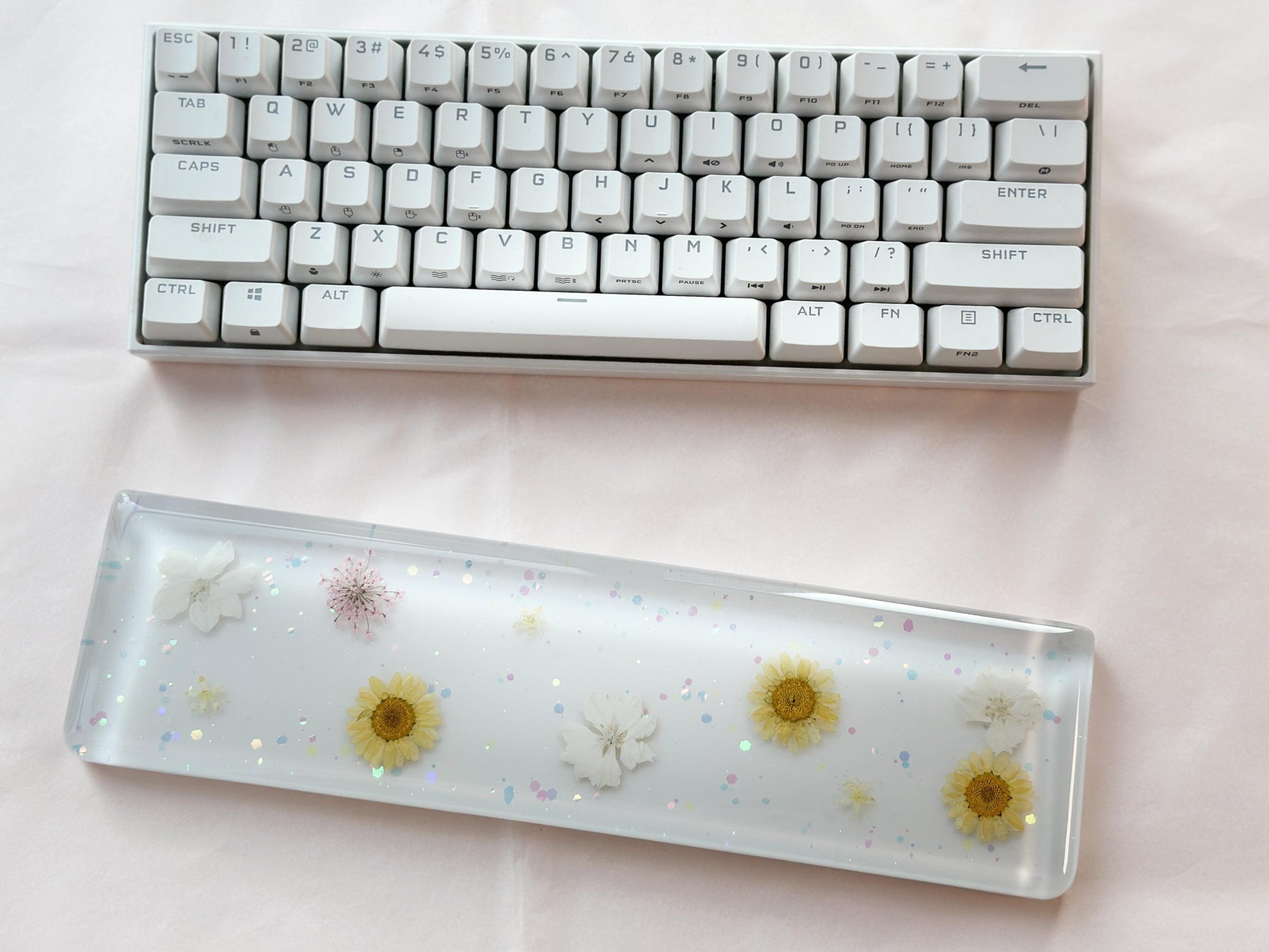 Marguerite Daisy Wrist Rest, Dried Flowers, Snowdrops Delphinium Wrist Rest, Artisan Resin Wrist Rest, Mechanical Keyboard Decor, Personalized Gift. - HiJenney