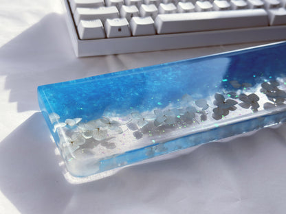 Pearlescent Blue Hydrangeas Petal Wrist Rest, Real Dried flowers, Artisan Clear Resin Wrist Rest, Mouse Wrist Rest, Desk Decor. - HiJenney