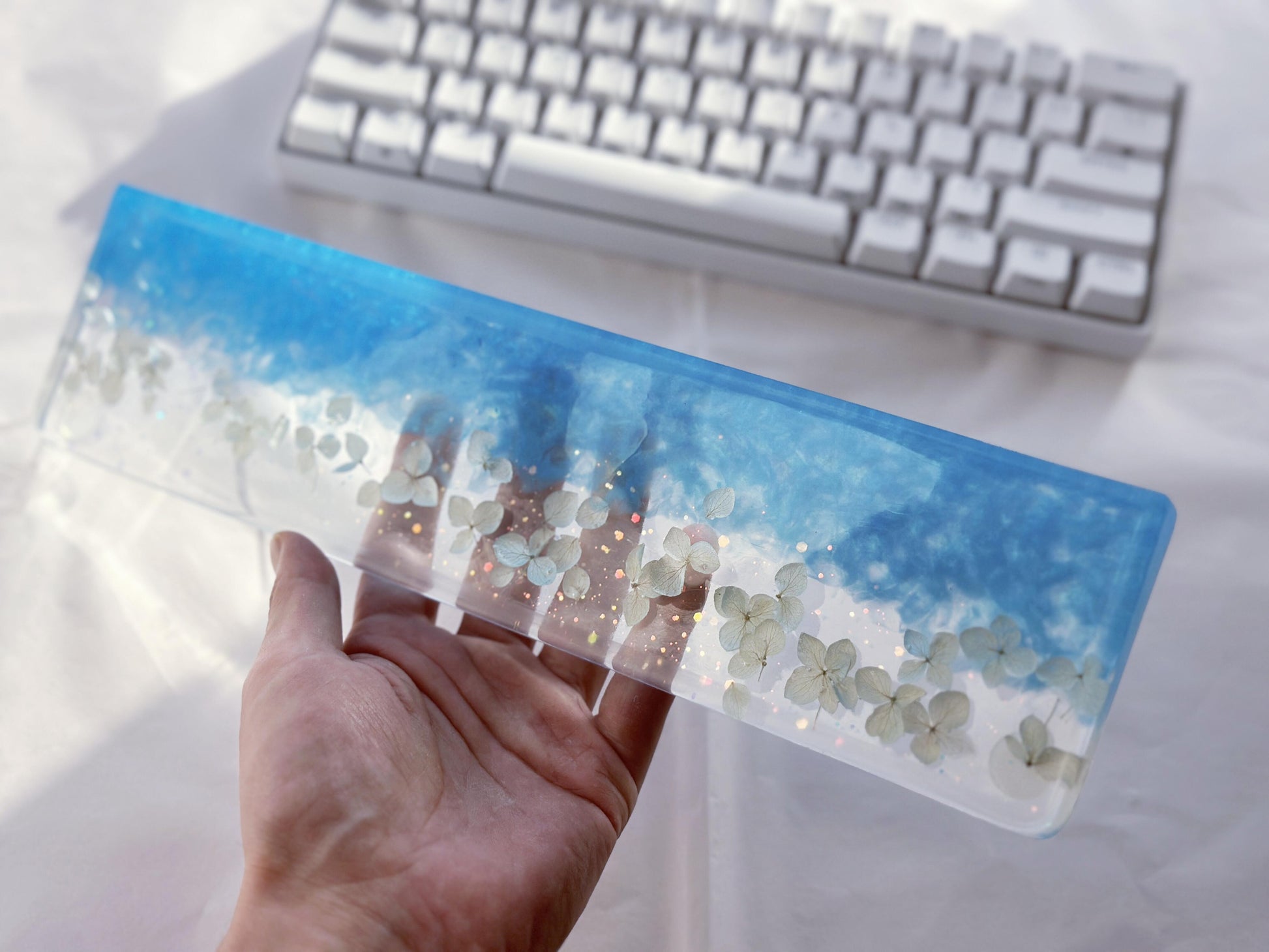 Pearlescent Blue Hydrangeas Petal Wrist Rest, Real Dried flowers, Artisan Clear Resin Wrist Rest, Mouse Wrist Rest, Desk Decor. - HiJenney