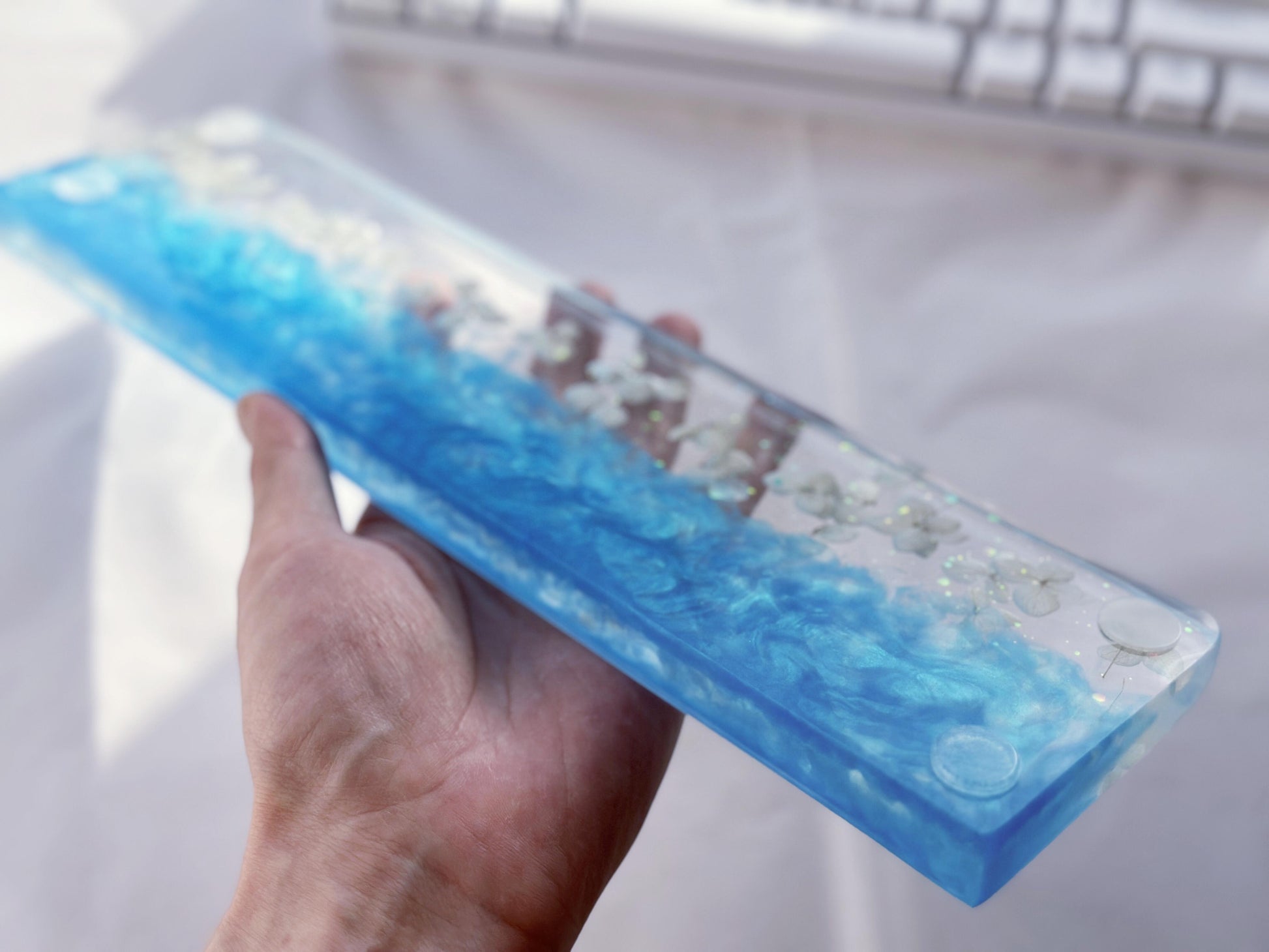 Pearlescent Blue Hydrangeas Petal Wrist Rest, Real Dried flowers, Artisan Clear Resin Wrist Rest, Mouse Wrist Rest, Desk Decor. - HiJenney