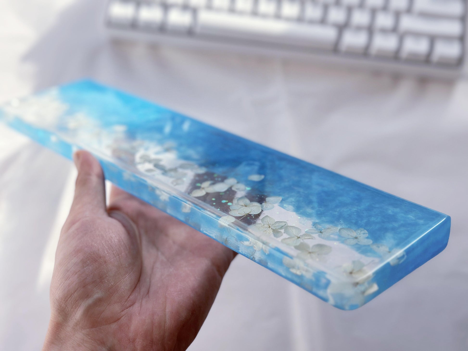 Pearlescent Blue Hydrangeas Petal Wrist Rest, Real Dried flowers, Artisan Clear Resin Wrist Rest, Mouse Wrist Rest, Desk Decor. - HiJenney