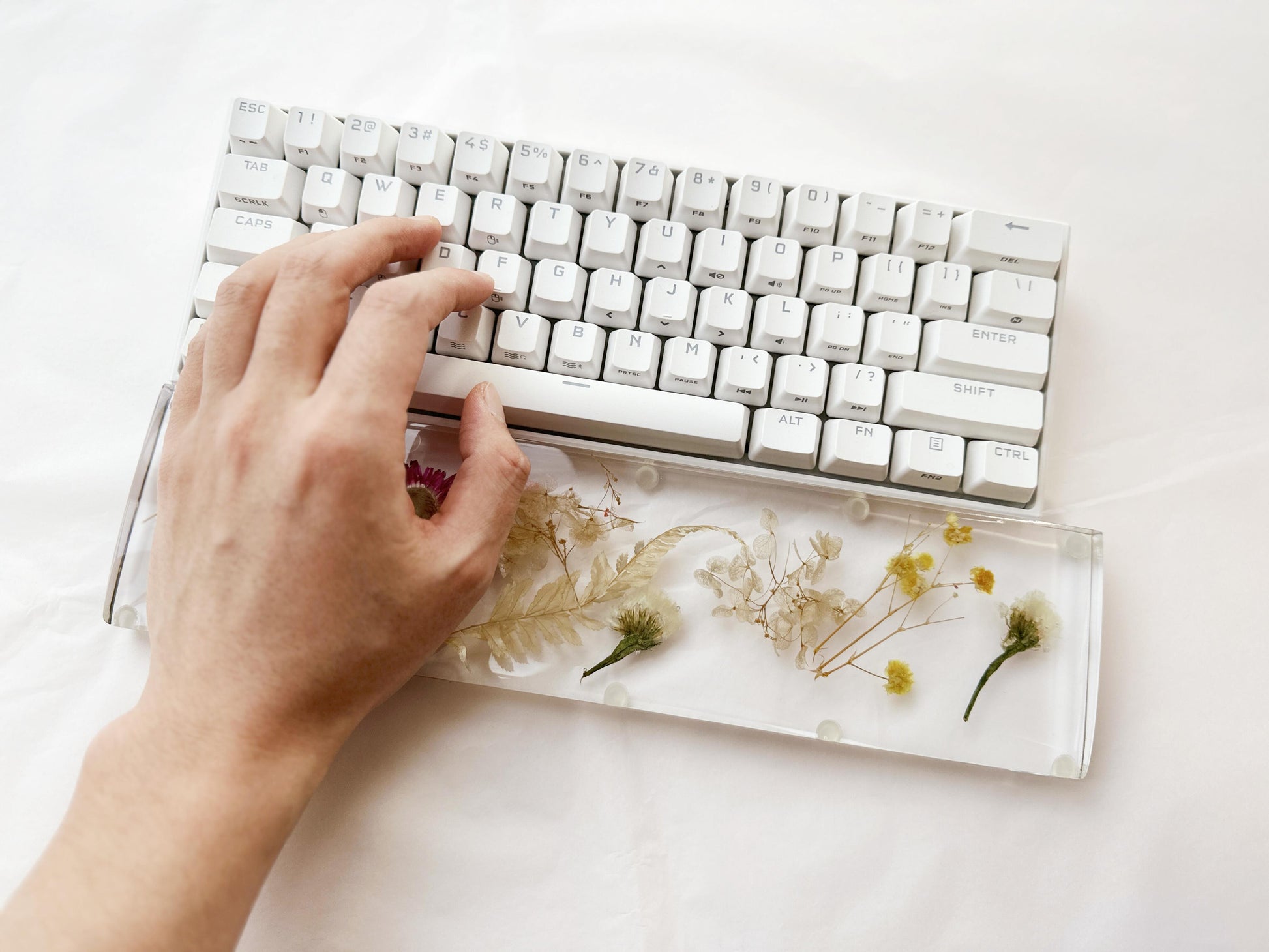 Flowers Wrist Rest, Crystal Clear Wrist Rest, Real Dried Flower, Handmade Custom Artisan Keyboard Resin Wrist Rest, Desk Decor Gift. - HiJenney